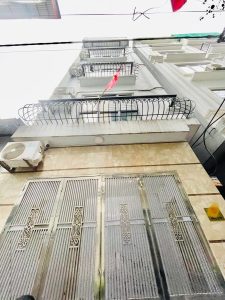 NGÔI NHÀ 9 PHÒNG LÚC NÀO CŨNG SÁNG ĐÈN GIỮA PHỐ NAM DƯ